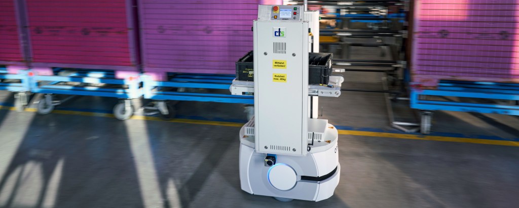 LD-90 AMR transporting components in an automotive manufacturing facility_cropped