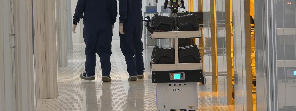 Workforce collaborating with autonomous mobile robots on factory floor_optimized