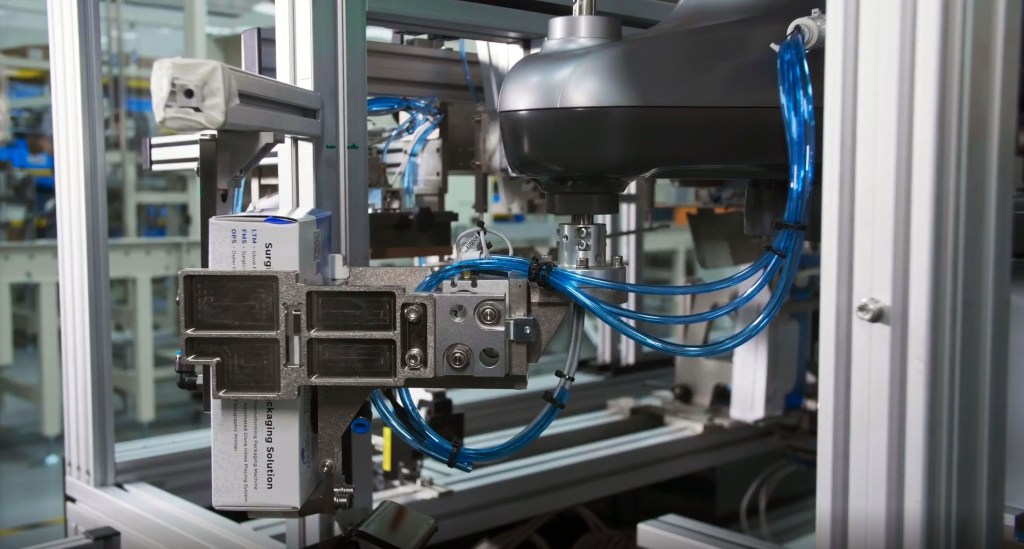 Automated glove packing with OMRON i4L SCARA robot