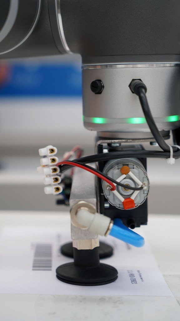 Cobot performing automated package labelling at Gruppo Romani