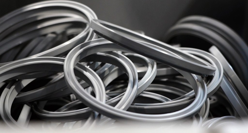 Polyurethane seals produced with robotics automation