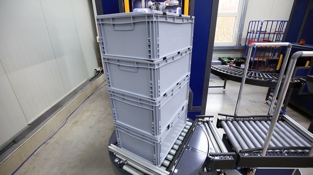 AMR automation system integrating with warehouse conveyor
