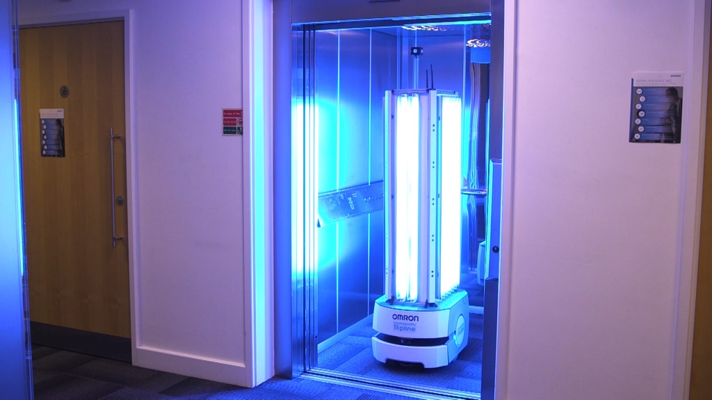 Autonomer UV-C-Desinfektionsroboter desinfiziert öffentliche Einrichtung