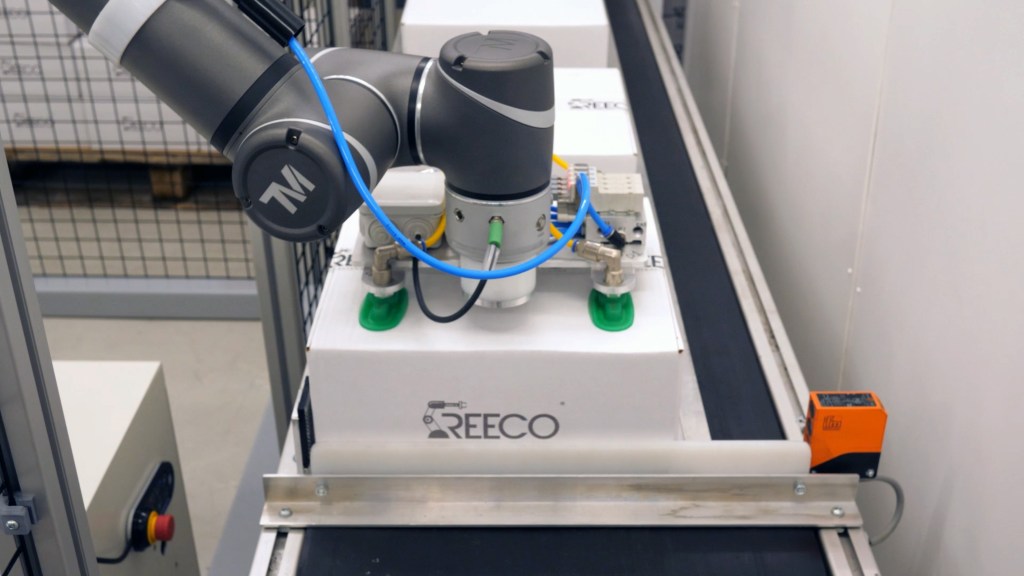 Close-up of RB1200’s universal end-effector handling boxes for automated palletizing