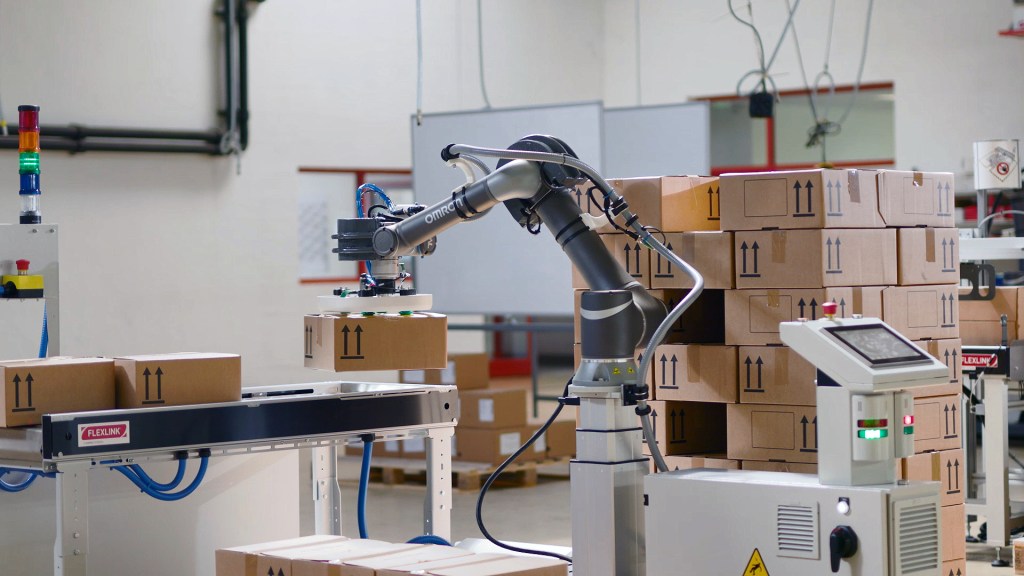 Collaborative palletizer boosting efficiency in manufacturing environment