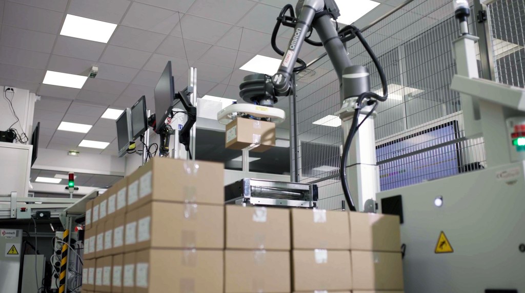 Collaborative robotic palletizer automating end-of-line packaging