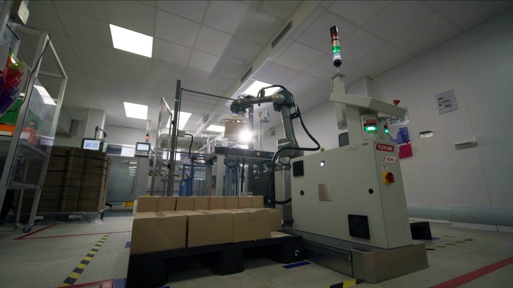 Compact robotic palletizer integrated into a packaging line