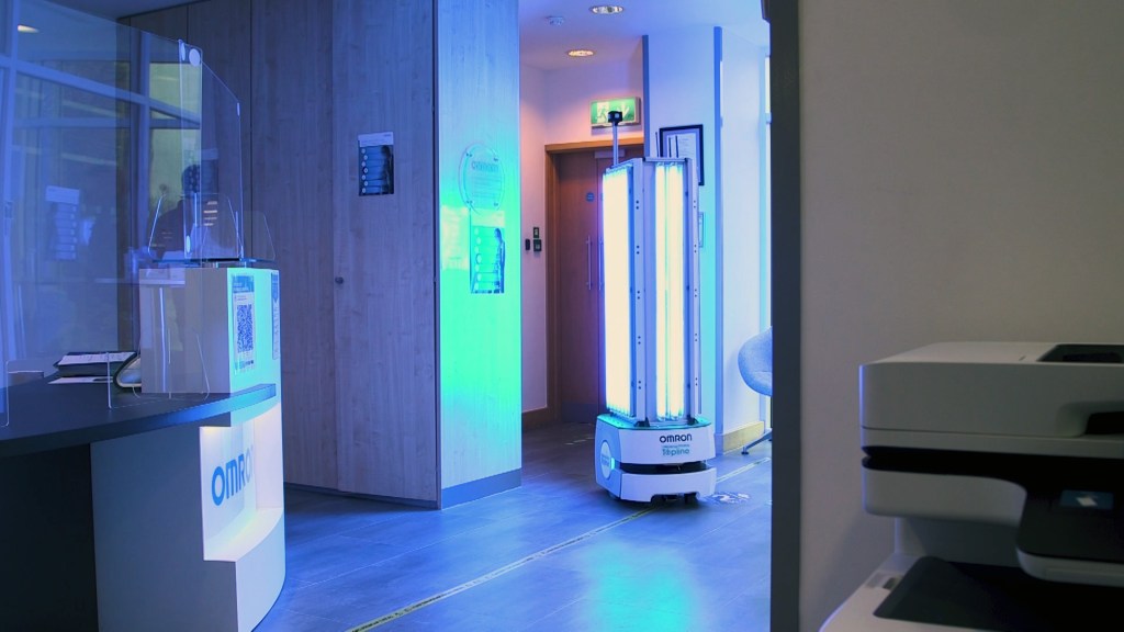Desinfektionsroboter navigiert in einem Gastronomiebetrieb