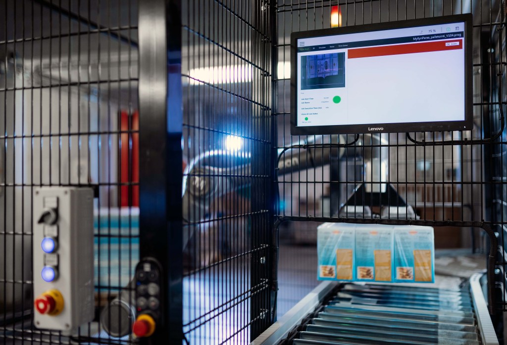 End-of-line palletizing system with robotics