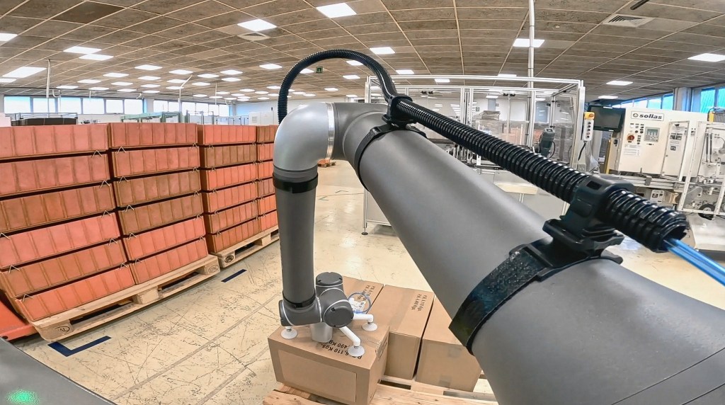 Energy-efficient RC-1 cobot palletizer in action