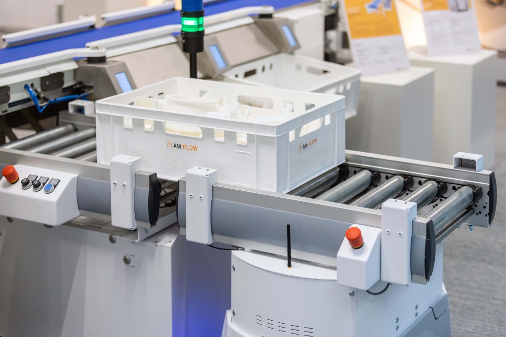 AM Flow and OMRON additive manufacturing automation in a 3D printing facility