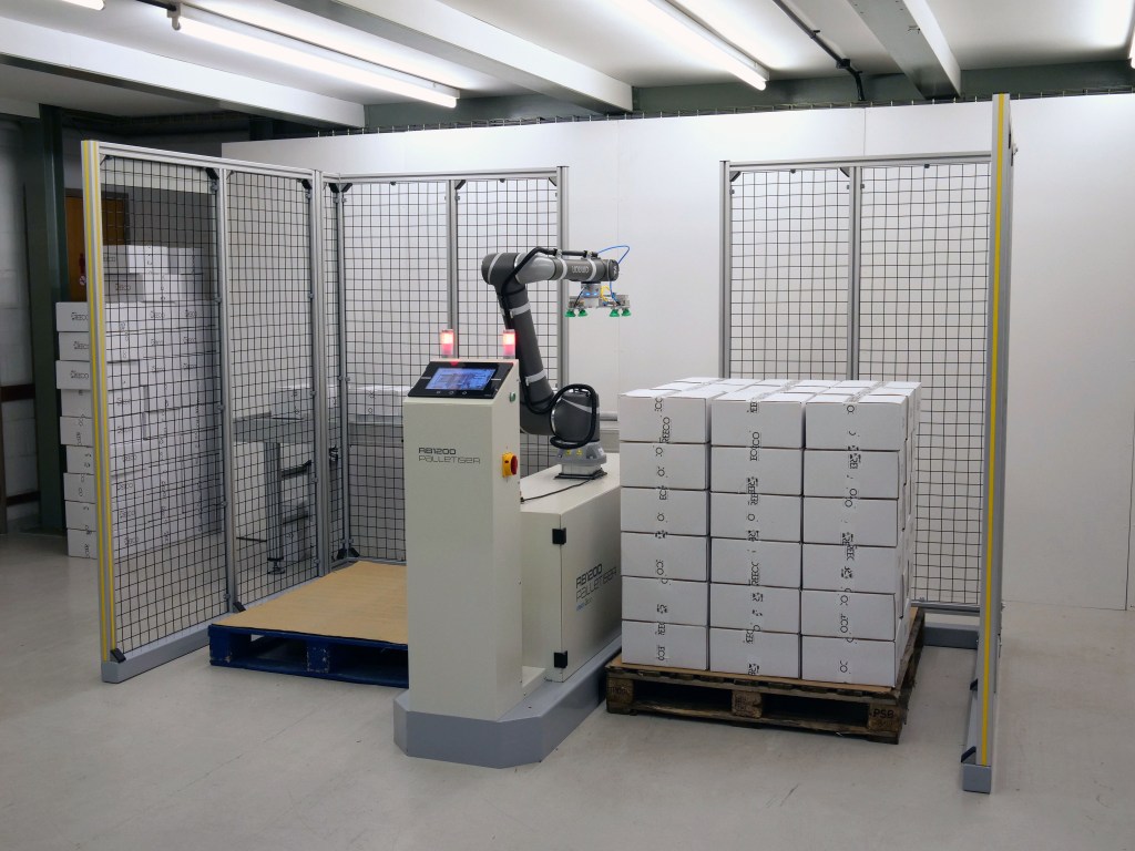 RB1200’s universal end-effector handling boxes for automated palletizing