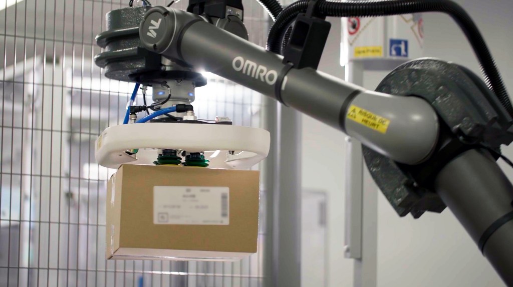 Robotic palletizer handling 9 kg vaccine boxes