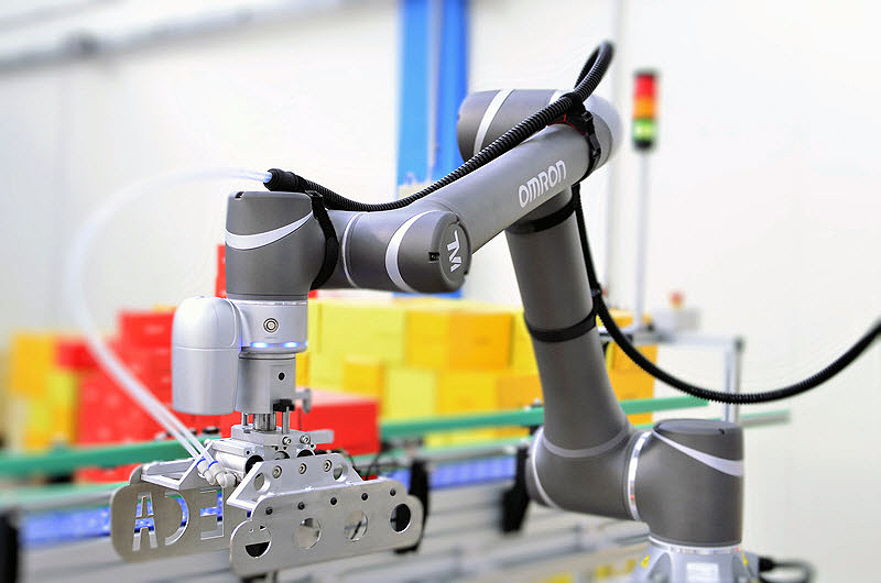 Safe, collaborative workspace with cobots handling food products