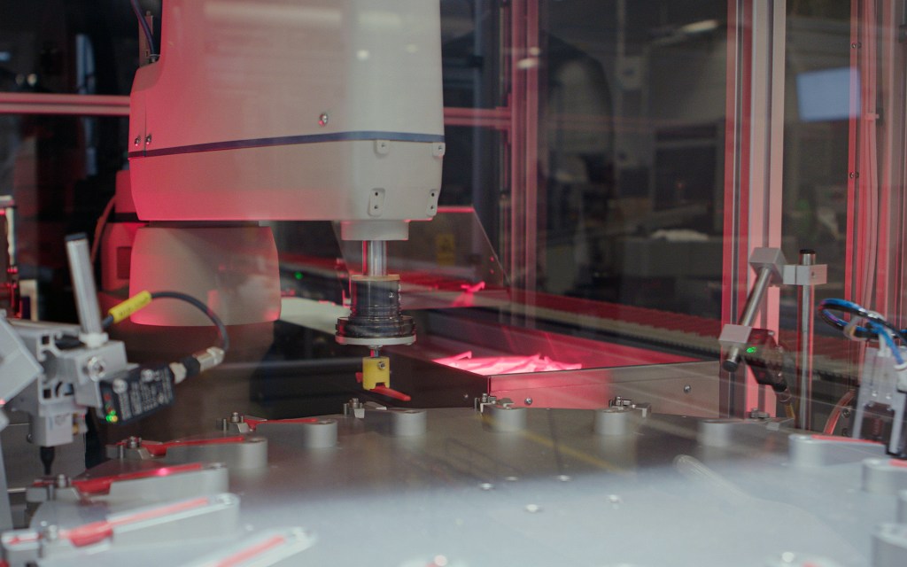 Toothbrush production at TePe with eCobra SCARA robot