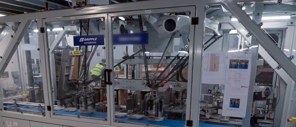 Automated packaging system loading poultry trays for high-speed packing