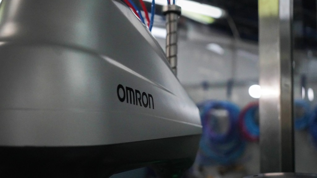 Close-up of i4H SCARA robot inside the circular bottle handling cell