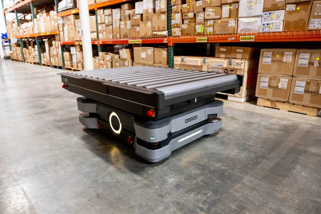 MD-650 AMR with Roller Conveyor System in Warehouse