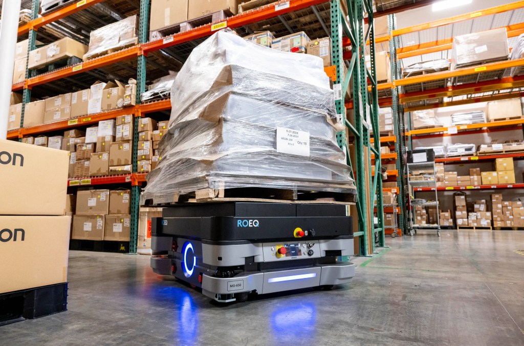 MD-650 Transporting Shrink Wrapped Pallet in Warehouse