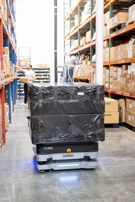 Omron MD-650 – material transfer