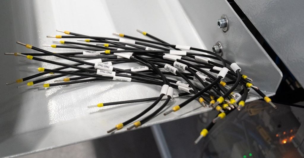 Vorbereitete Drähte mit Etiketten und abisolierten Enden für die Kabelbaummontage