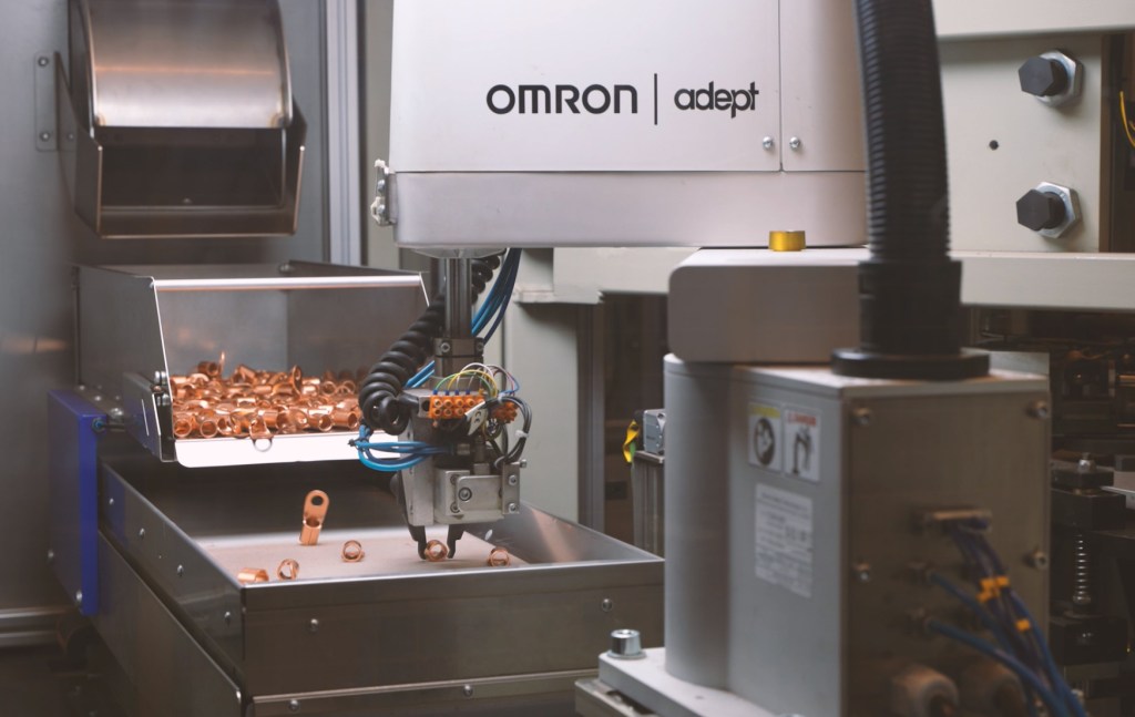 Zuführung für die Kabelbaum-Automatisierung stellt Kupferklemmen für die robotergestützte Aufnahme mit dem eCobra SCARA-Roboter bereit