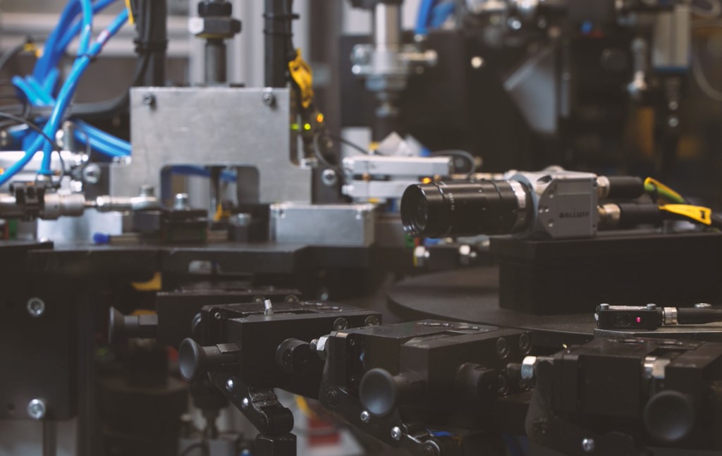 Bildverarbeitungskamera prüft Komponenten in einer automatisierten Montagestation