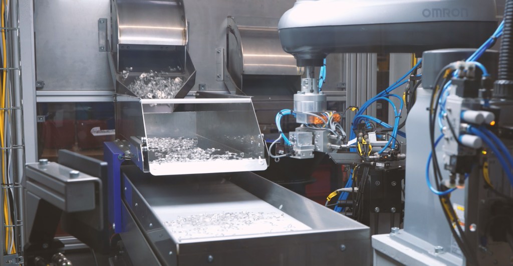 i4L SCARA-Roboter beim Sortieren und Aufnehmen von Klemmen aus der Zuführung innerhalb der Maschinenzelle