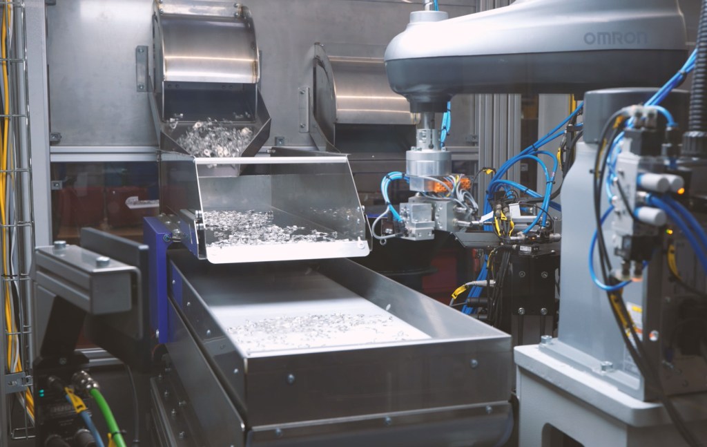 OMRON-Roboter bei der Handhabung loser Metallklemmen an einem automatisierten Arbeitsplatz