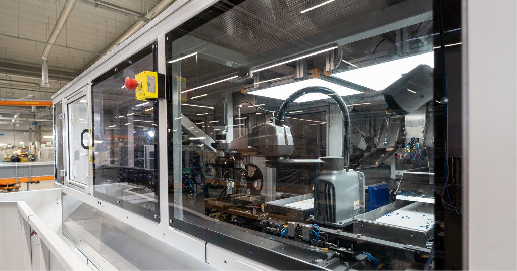 Automatisierungszelle für Kabelbäume in der ERKO-Fertigungsstätte