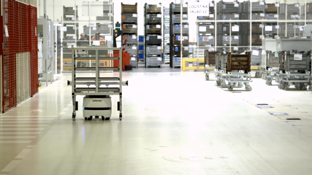 Robot mobile OMRON LD automatisant le transport de matériaux dans la zone logistique de ŠKODA AUTO