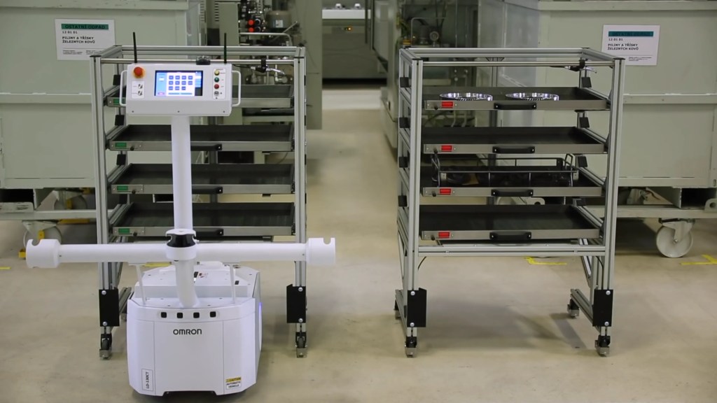 Robot mobile OMRON LD amarré à un chariot de matériaux pour la logistique interne automatisée chez ŠKODA AUTO