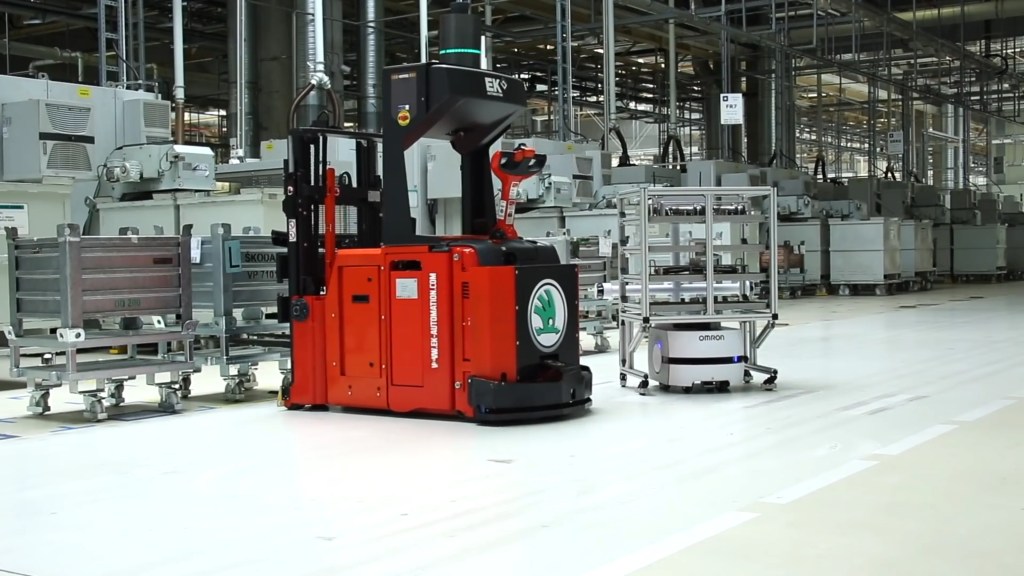 Le robot mobile OMRON LD navigue facilement autour d’un chariot élévateur pour un transport flexible de matériaux dans la fabrication automobile