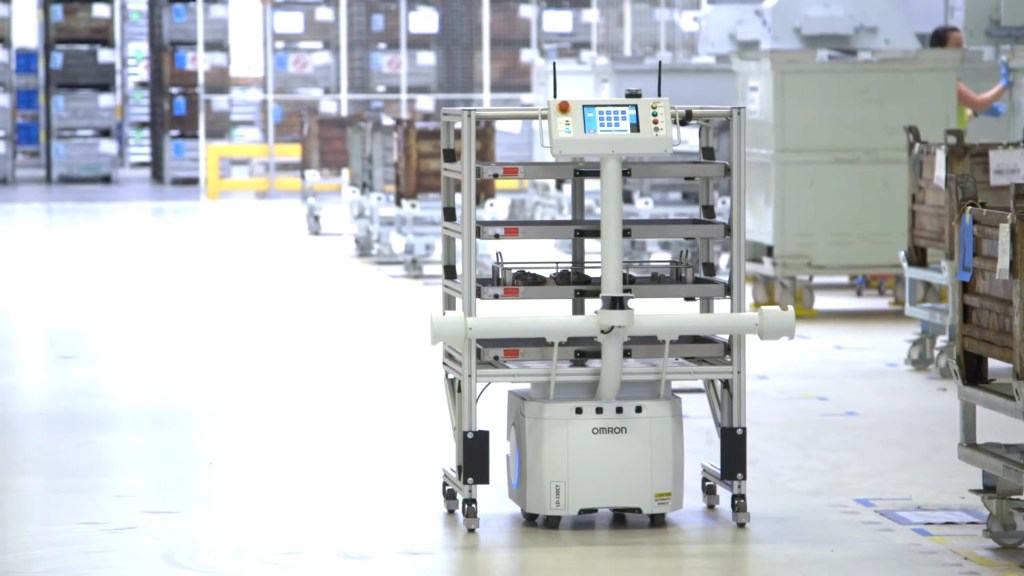 Robot mobile OMRON LD déplaçant des pièces dans la zone de production de ŠKODA AUTO pour la manutention autonome de matériaux