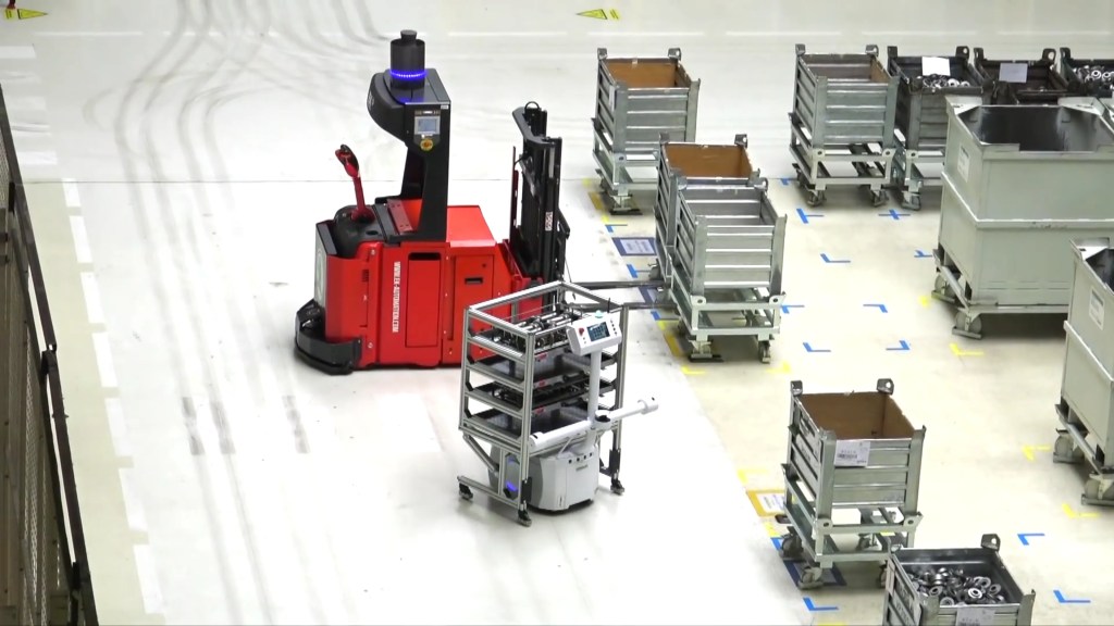 Robot mobile OMRON LD naviguant autour d’équipements industriels lors de la manutention automatisée de matériaux