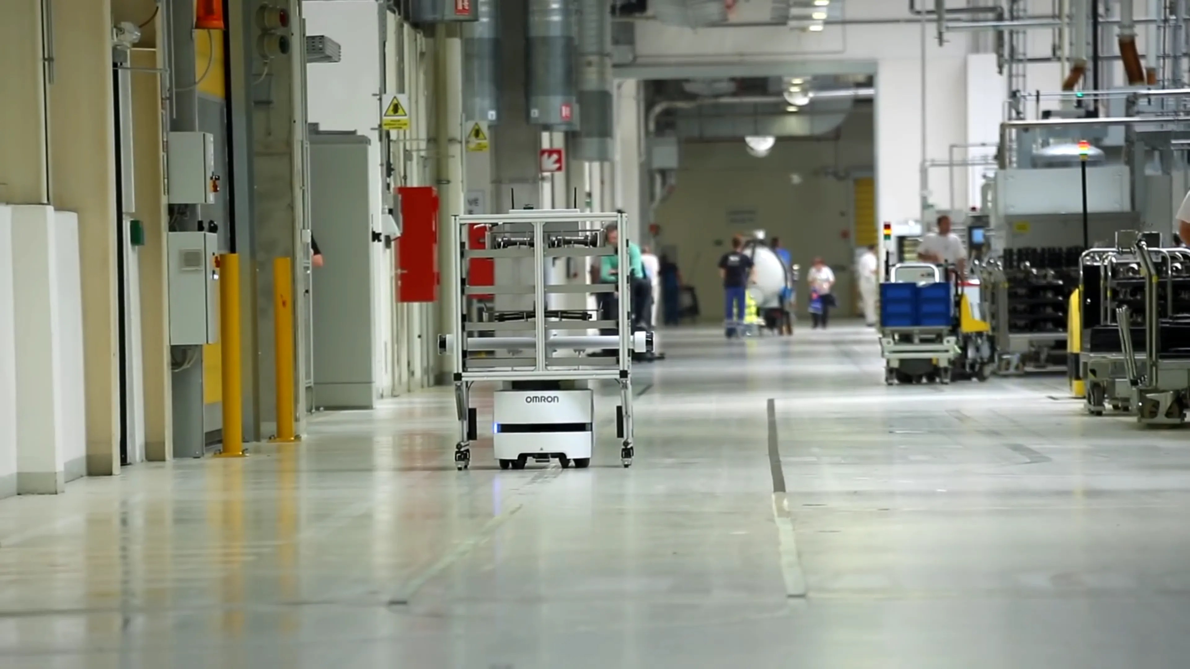 Robot mobile OMRON LD prenant en charge le transport autonome de matériaux dans un couloir de production de ŠKODA AUTO