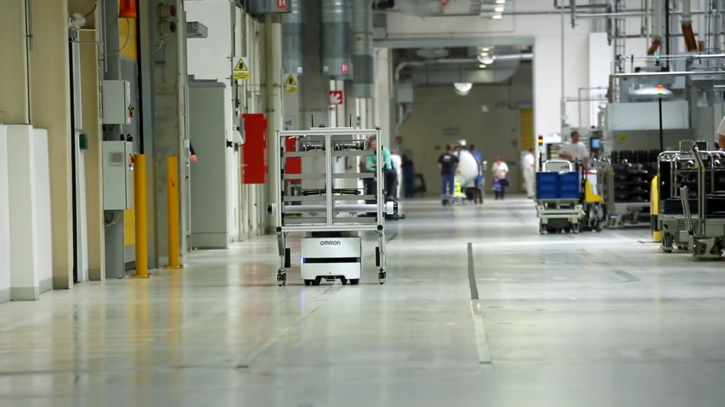 Robot mobile OMRON LD prenant en charge le transport autonome de matériaux dans un couloir de production de ŠKODA AUTO