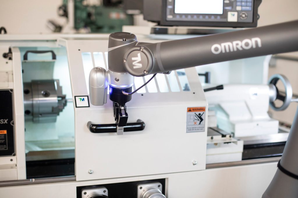 Closing_CNC_machine_door_with_new_gripper (TM12)
