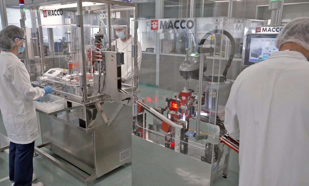 Macco Werfen-Operators Cell with OMRON SCARA i4L Robot